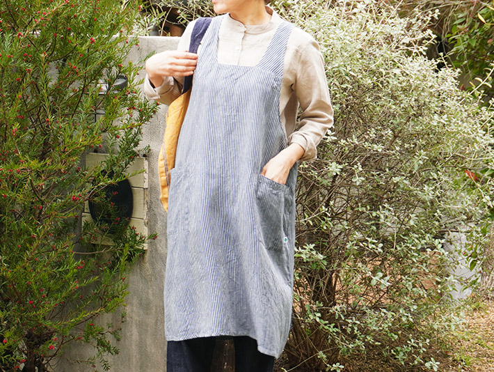 バッククロスエプロン　ヒップ周りをカバーしてくれる　お尻が隠れる　ストライプ　30代40代50代60代70代80代　女性　上品　森の８カテン　エプロン　割烹着　ロルカ　リネン