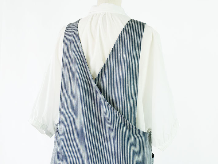 バッククロスエプロン　ヒップ周りをカバーしてくれる　お尻が隠れる　ストライプ　30代40代50代60代70代80代　女性　上品　森の８カテン　エプロン　割烹着　ロルカ　リネン