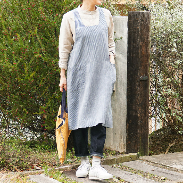 バッククロスエプロン　ヒップ周りをカバーしてくれる　お尻が隠れる　ストライプ　30代40代50代60代70代80代　女性　上品　森の８カテン　エプロン　割烹着　ロルカ　リネン